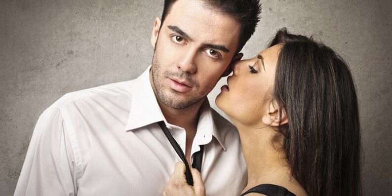 ka whakapohehe te kotiro i te tangata e whakanui ana i te kaha